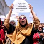 Talibanes dispersan con gas pimienta a mujeres en Kabul por protestar